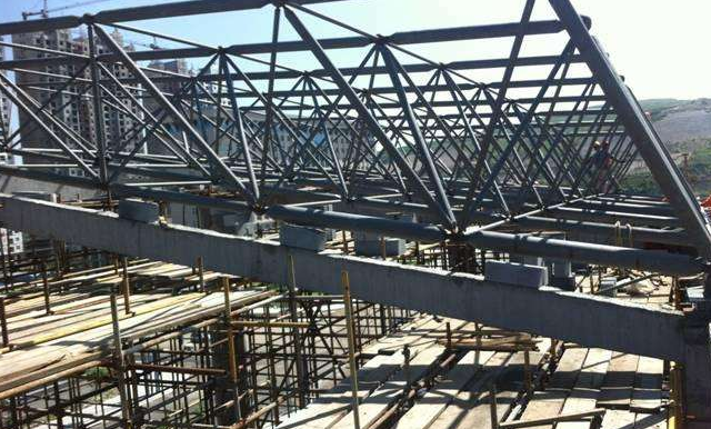 岳阳简述网架公司的黑色压型钢板的吊装步履